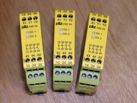 Lot of 3x PILZ PZE X4 24VDC 4n/o ID no. 774585 used excellent condition
