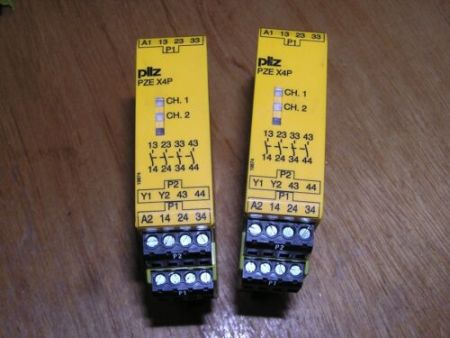 Lot of 2x PILZ PZE X4P ID no. 777585 used excellent condition