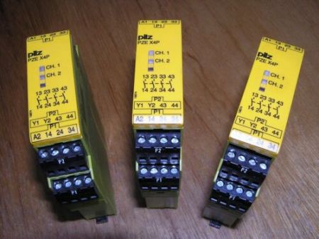 Lot of 3x PILZ PZE X4P ID no. 777585 used excellent condition