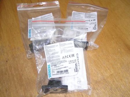 NEW - Lot of 3x Siemens 3SE5000-0AV07-1AK2 E:01 Universal radius actuator